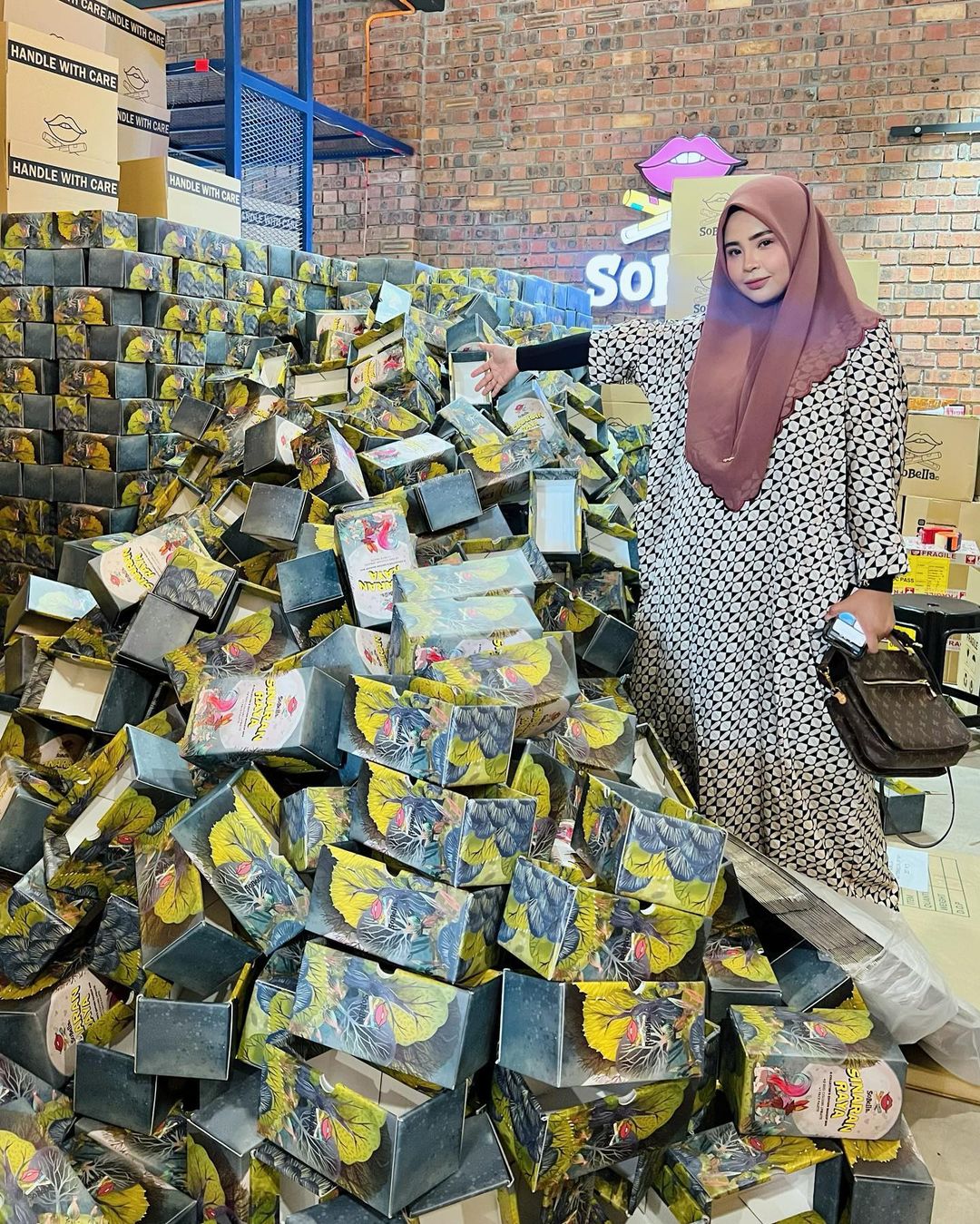 Stok Raya Penuh Sampai Siling Kedai, Wan Syuhada Sebak Terima ‘Demand’ 6 Kali Ganda Dari Biasa!