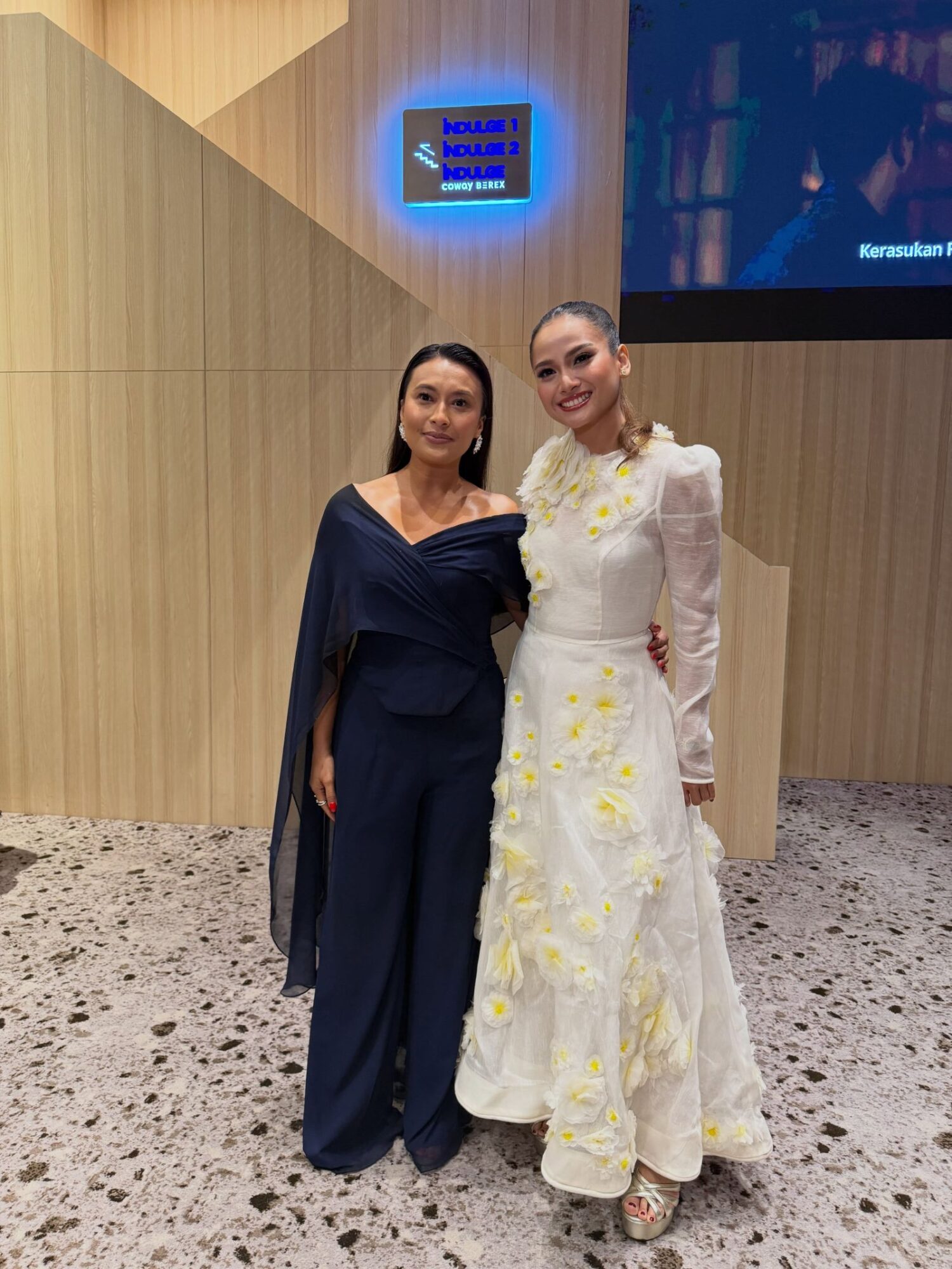 Bakat Lakonan Makin Dikagumi, Acha Septriasa Jayakan 'Munafik' Adaptasi Semula Filem Seram Box Office Malaysia! 3 Bakat Lakonan Makin Dikagumi, Acha Septriasa Jayakan 'Munafik' Adaptasi Semula Filem Seram Box Office Malaysia!